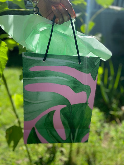 Bolsa de regalo Monstera rosa y verde | Bolsa de regalo de papel de lujo de 9,6 x 13 pulgadas