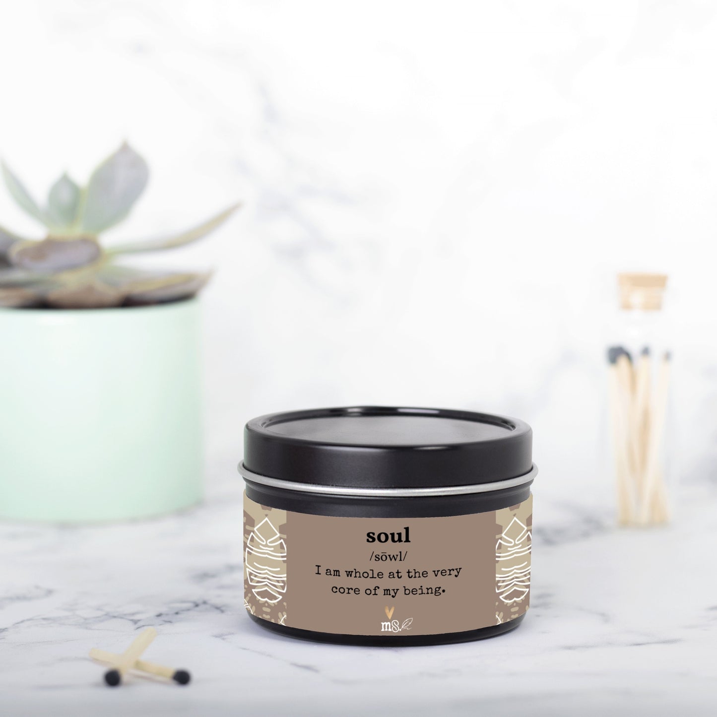 Vela en lata con la definición de Cocoa Monsteras | Vela de viaje de 113 g - Sin colorantes | Colección Melanated Musings