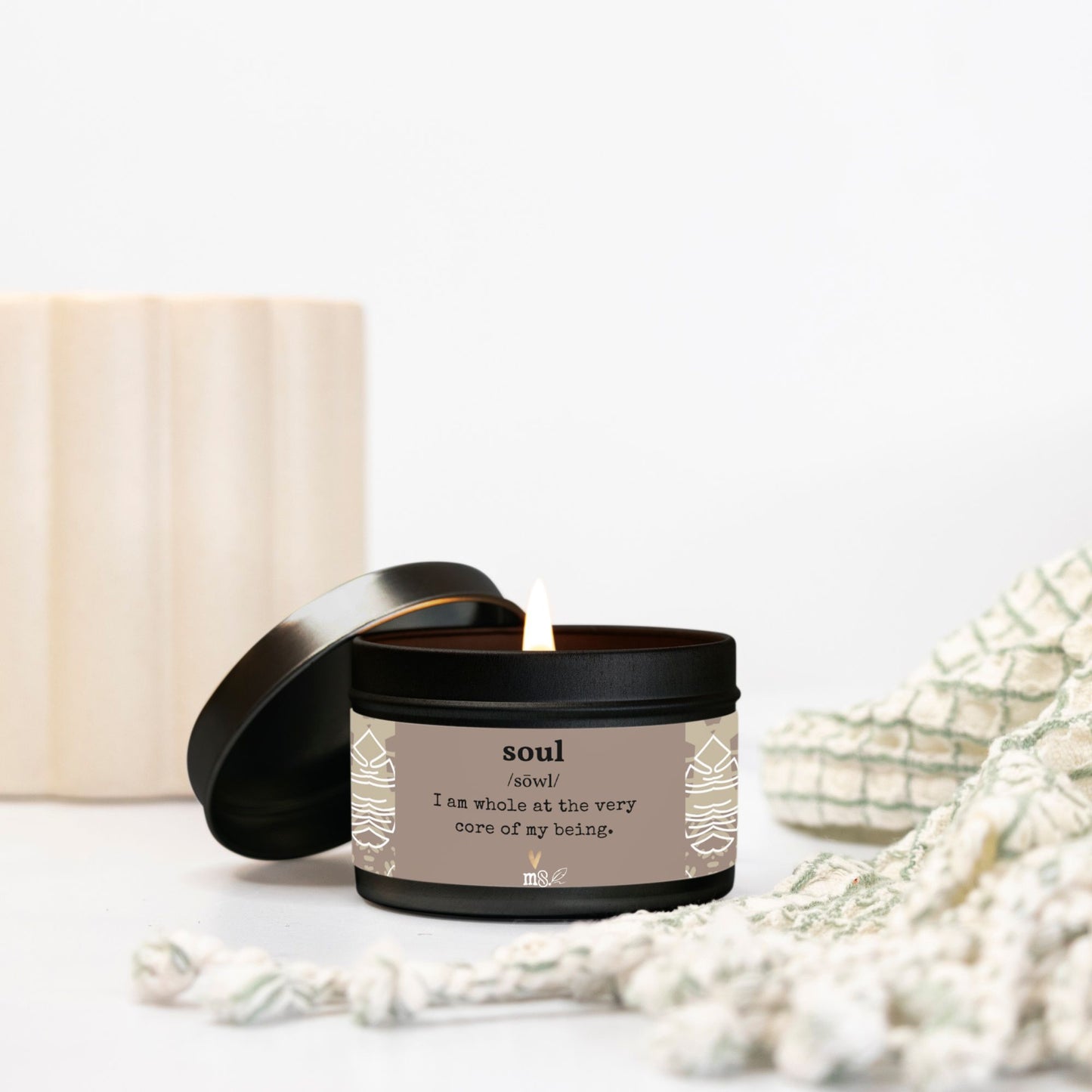 Vela en lata con la definición de Cocoa Monsteras | Vela de viaje de 113 g - Sin colorantes | Colección Melanated Musings